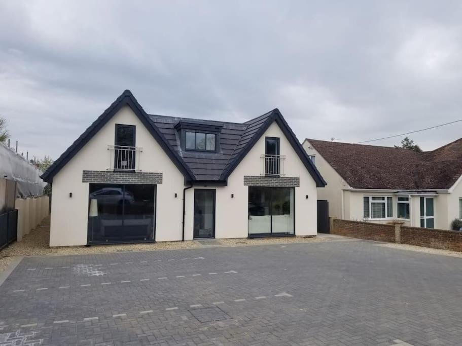Evergreen Lodge - Two Bed Lux Flat - Parking, Garden, Patio, Wifi, Netflix - Close To Blenheim Palace & Oxford - F3 Kidlington Buitenkant foto