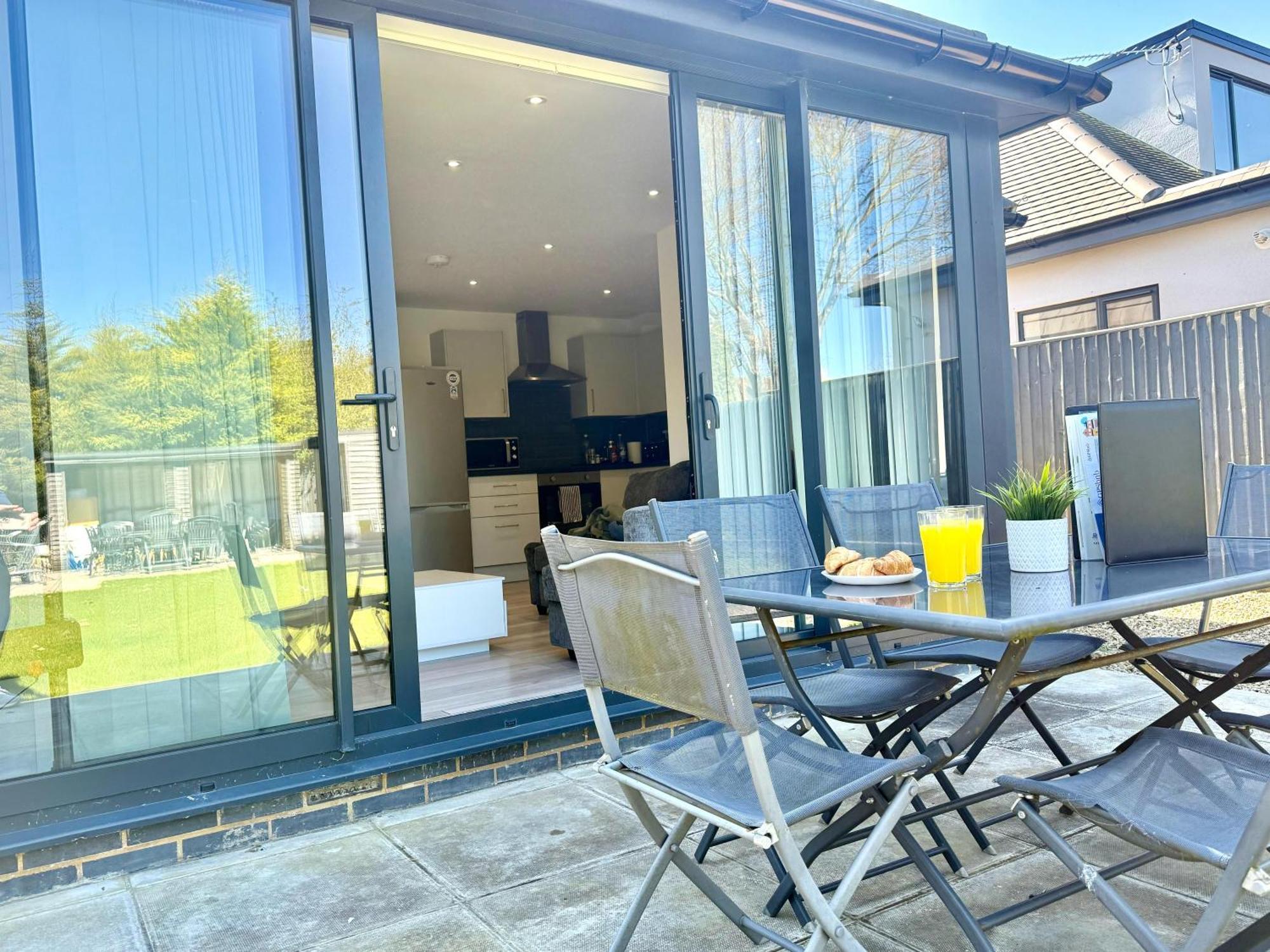 Evergreen Lodge - Two Bed Lux Flat - Parking, Garden, Patio, Wifi, Netflix - Close To Blenheim Palace & Oxford - F3 Kidlington Buitenkant foto