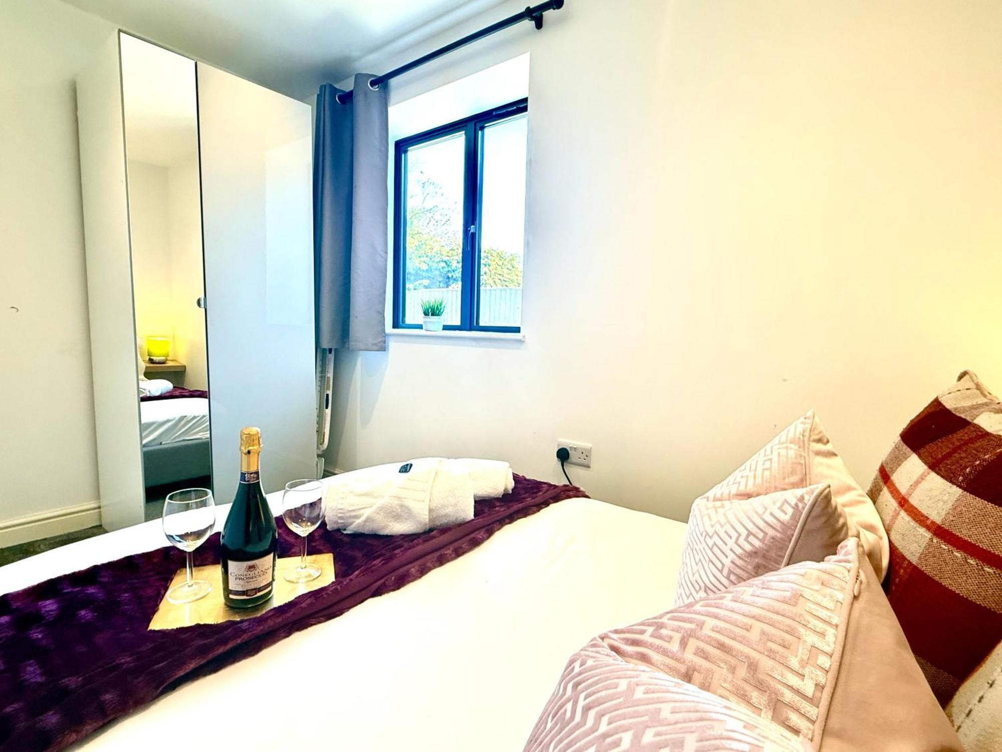 Evergreen Lodge - Two Bed Lux Flat - Parking, Garden, Patio, Wifi, Netflix - Close To Blenheim Palace & Oxford - F3 Kidlington Buitenkant foto