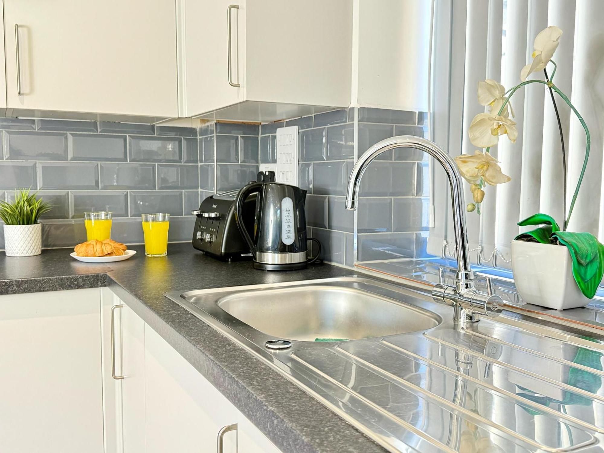 Evergreen Lodge - Two Bed Lux Flat - Parking, Garden, Patio, Wifi, Netflix - Close To Blenheim Palace & Oxford - F3 Kidlington Buitenkant foto