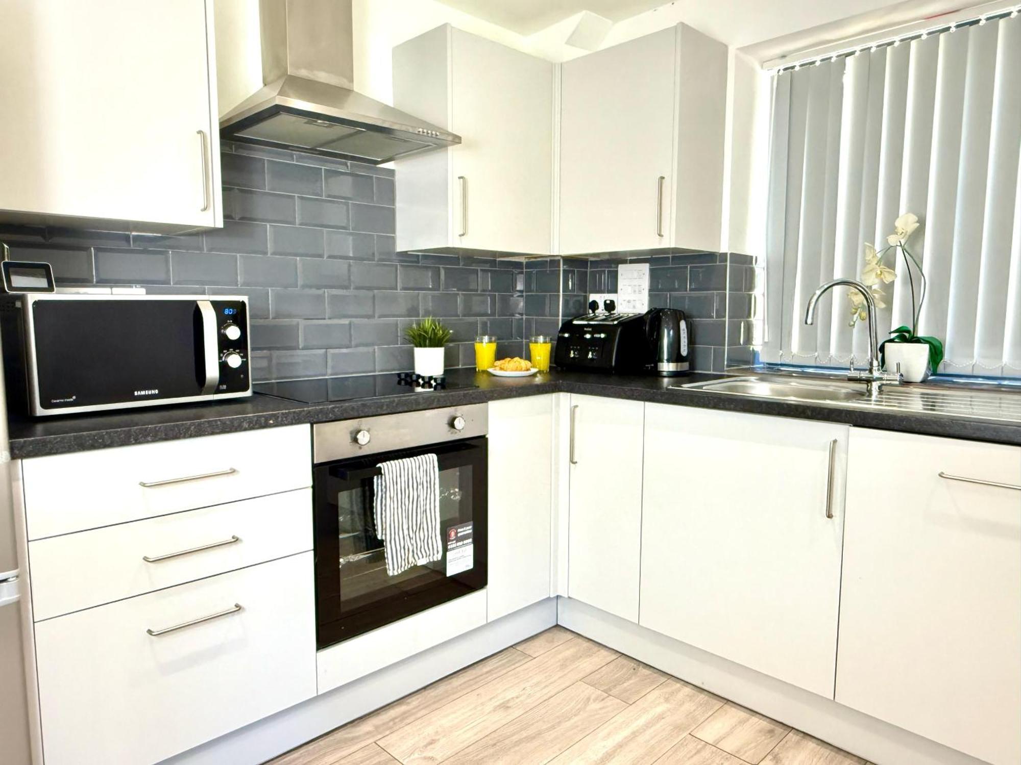 Evergreen Lodge - Two Bed Lux Flat - Parking, Garden, Patio, Wifi, Netflix - Close To Blenheim Palace & Oxford - F3 Kidlington Buitenkant foto