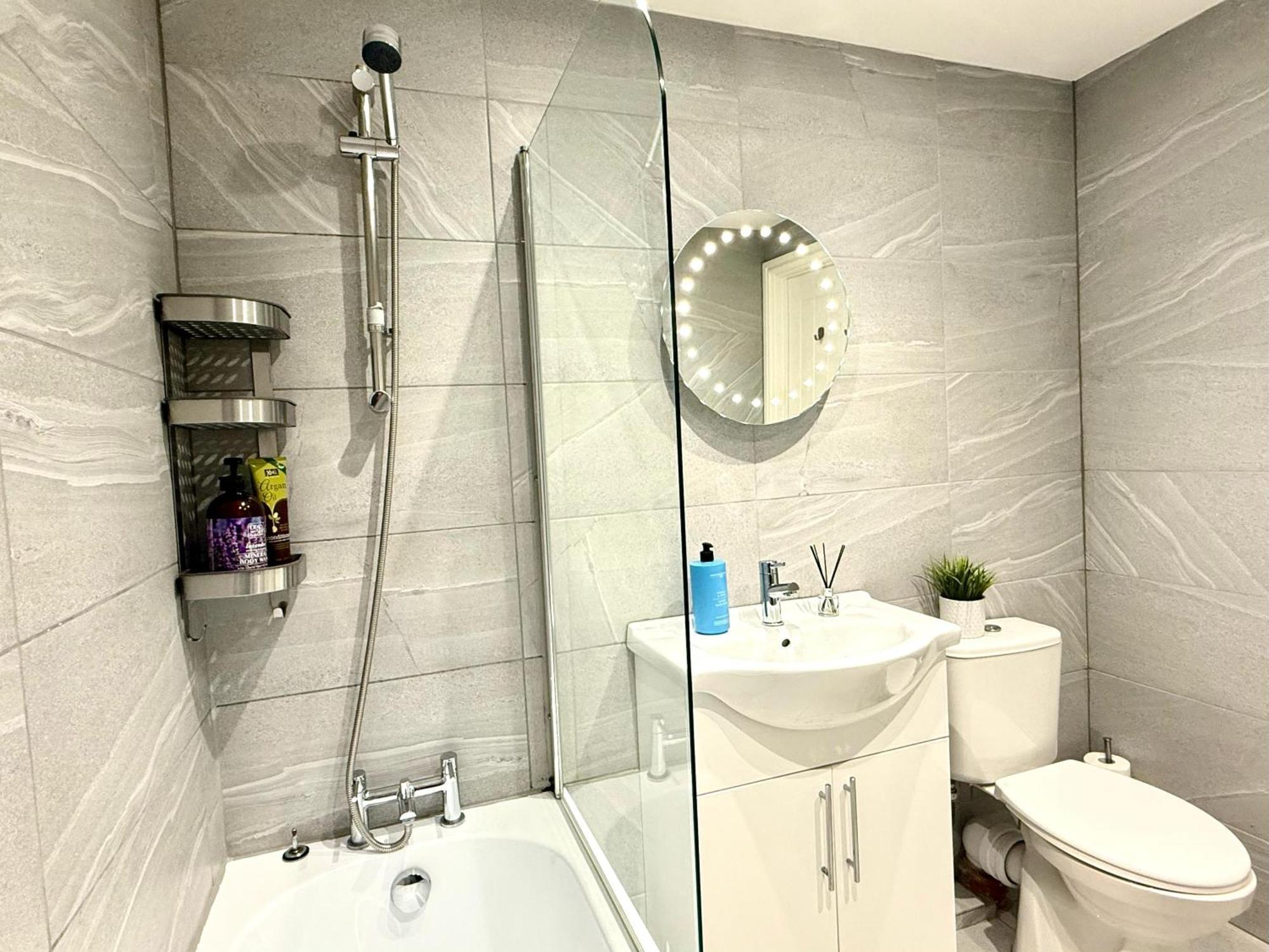 Evergreen Lodge - Two Bed Lux Flat - Parking, Garden, Patio, Wifi, Netflix - Close To Blenheim Palace & Oxford - F3 Kidlington Buitenkant foto